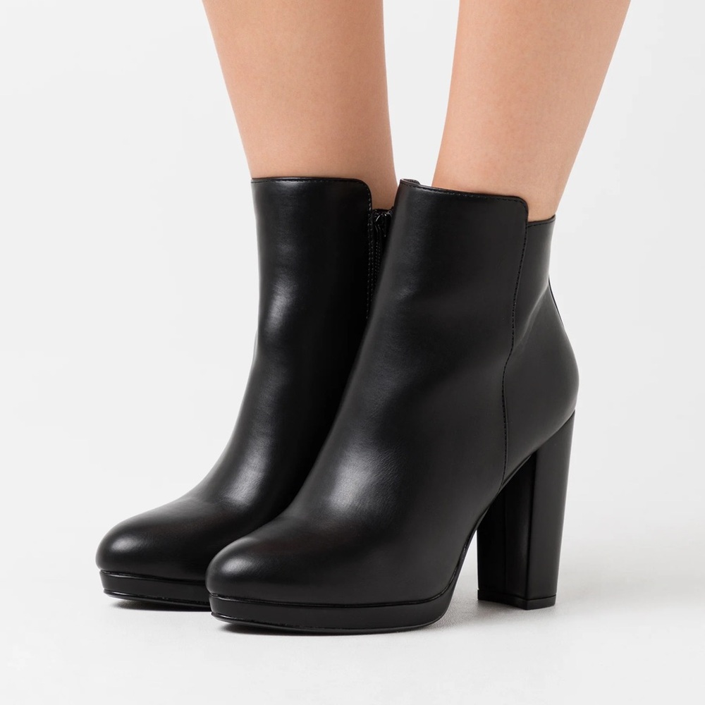 Paul Green Black Leather Booties 7.5